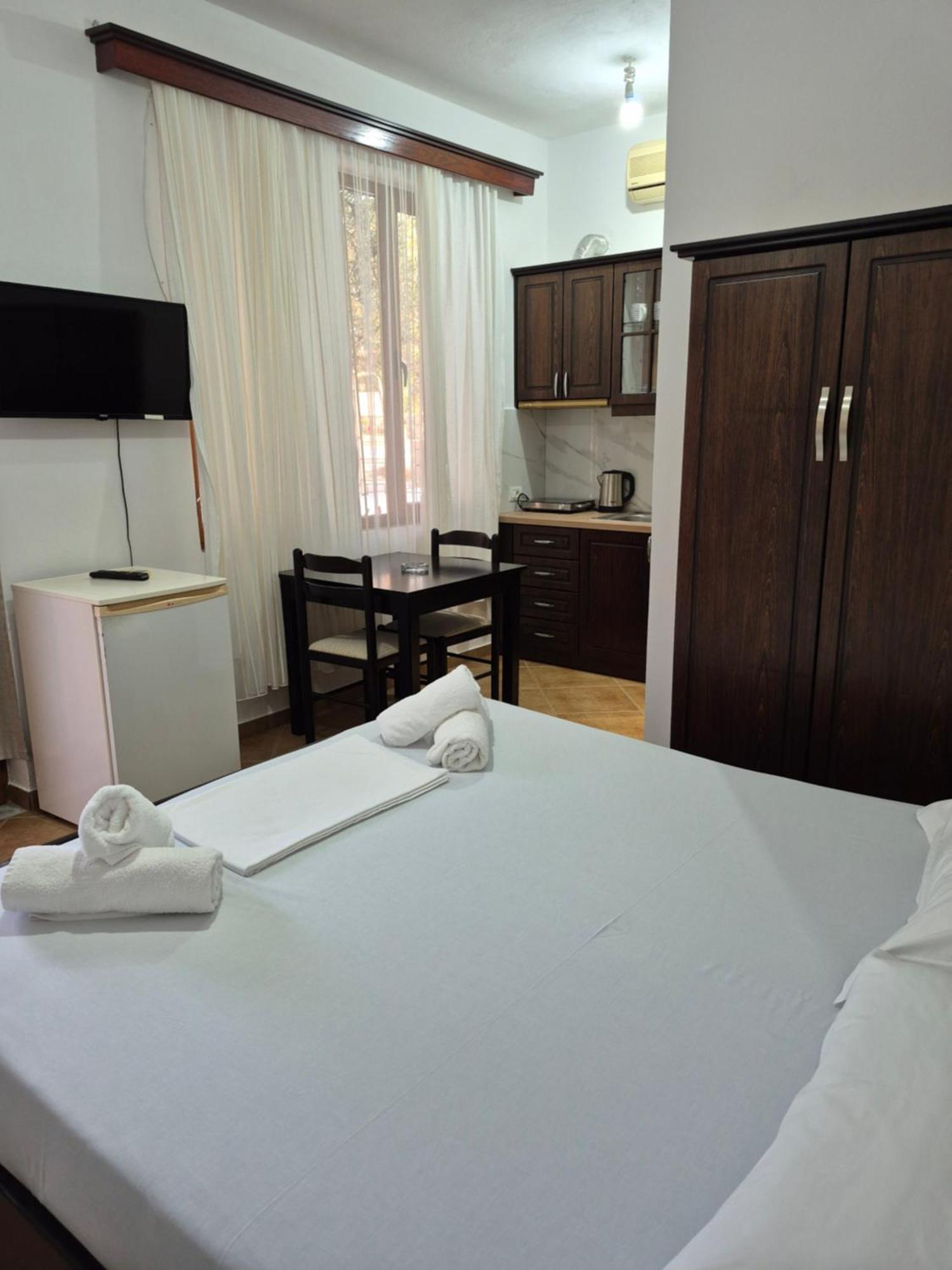 Vita Apartment - Spacious Garden And Balcony 5 Min To Beach & Center Ksamil Exterior foto