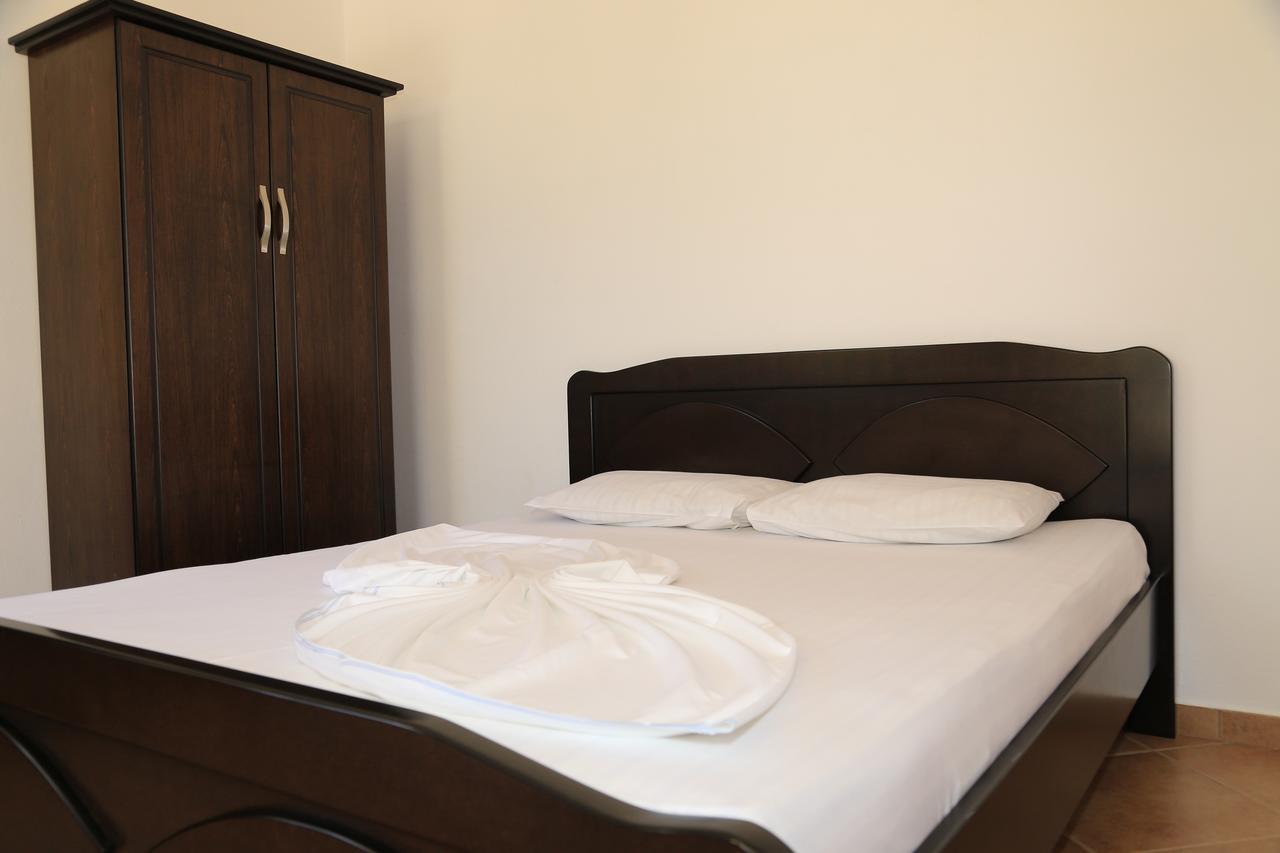 Vita Apartment - Spacious Garden And Balcony 5 Min To Beach & Center Ksamil Exterior foto